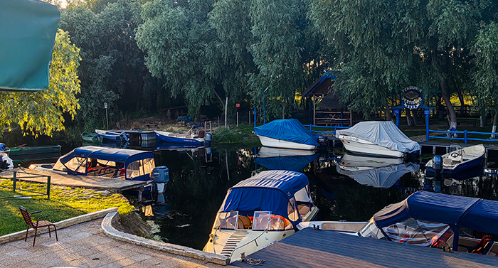 Plimbare cu barca pe Dunăre către Plaja Perișor